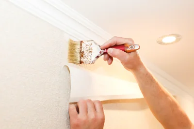 Pose de papier peint à Pietrosella — revêtements muraux et toiles de verre
